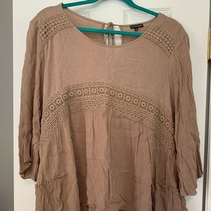 Women’s tan XL top